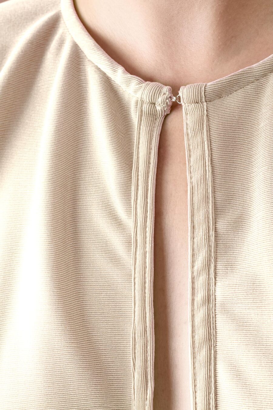 Beige Long Sleeve Cardigan Shimmering Fabric Kargede Designer Cardigan detail - Serenity – Oversized Cropped Cardigan Beige